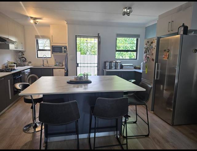 4 BEDROOM TOWNHOUSE FOR SALE IN SUNNINGHILL